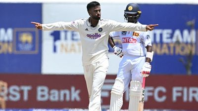 IND vs SL: मानव सुथार का गॉल में कहर, 10 विकेट लेकर भारत को दिलाई श्रीलंका के खिलाफ 165 रन से जीत SportsTak Hindi