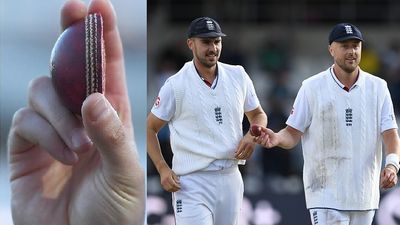 ENG vs PAK: पाकिस्तान को 171 रन पर ढेर करने के बाद रॉबिन्सन और टंग ने बीच से क्यों काट दी बॉल? Video SportsTak Hindi