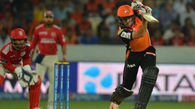 16 साल ऑस्ट्रेलिया के लिए खेला क्रिकेट, अब पुर्तगाल की टीम से ठोका करियर का पहला T20I शतक, जानें कौन है ये धुरंधर ? File Photo: Former SRH's star all-rounder Moises Henriques (R) in action in this frame