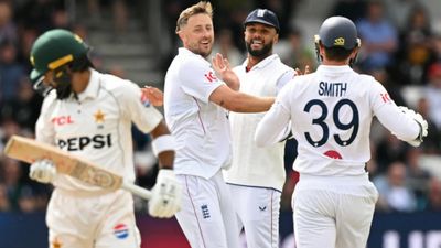 ENGvsPAK: इंग्लैंड ने ढाई दिन में ही पाकिस्तान को धूल चटाई, पारी और 103 रन से रौंदकर सिखाया टेस्ट का सबक england test