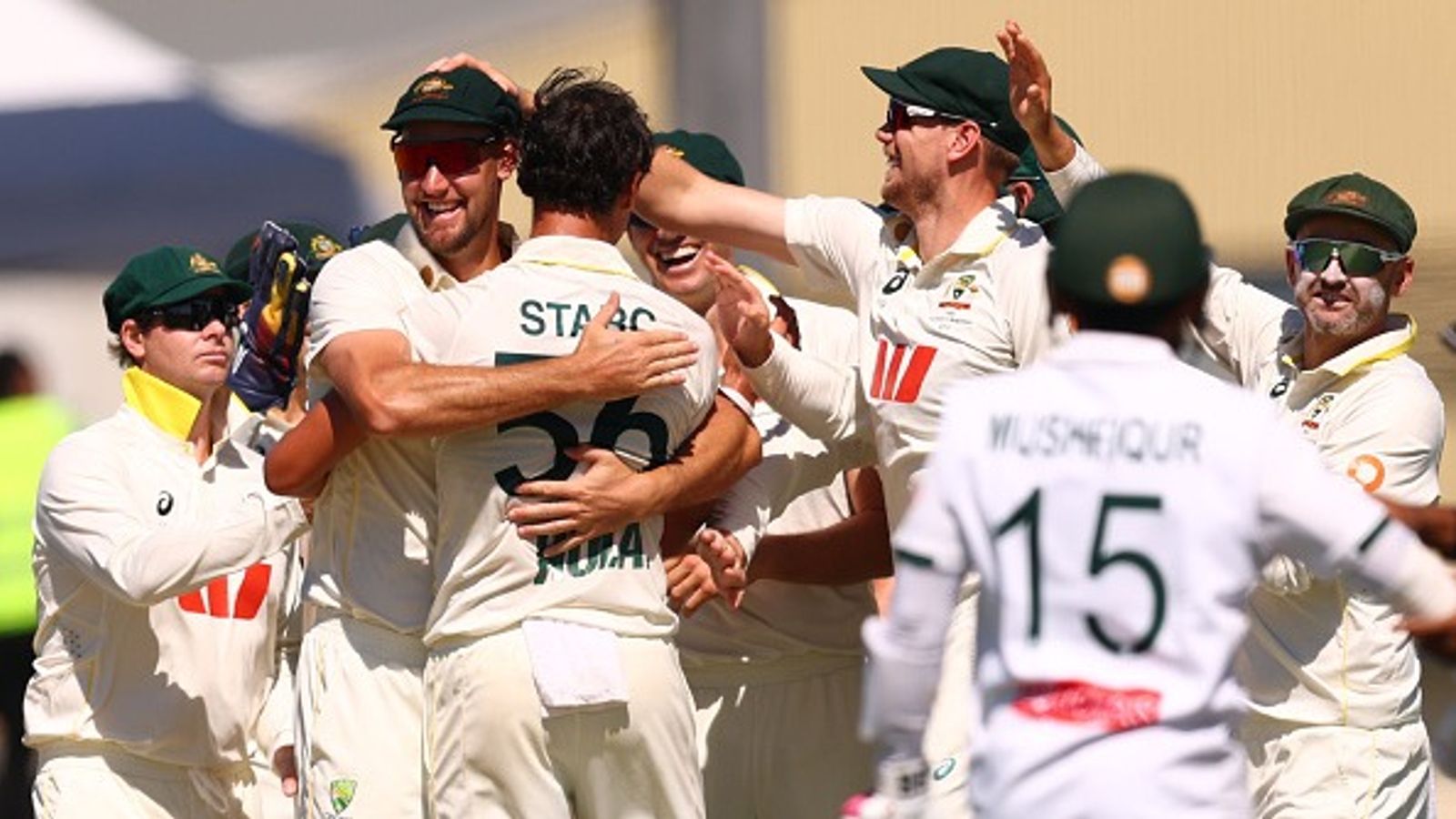 AUS vs BAN : 64 पर बांग्लादेश को ढेर करके ऑस्ट्रेलिया ने लिया हार का बदला, पहले दिन 101 रन से कसा शिकंजा मिचेल स्टार्क विकेट लेने के बाद