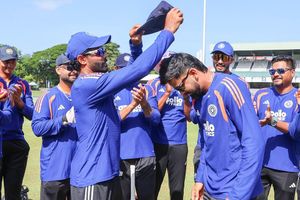 'बेटे को भारत की जर्सी में देखने के लिए कैंसर से जंग की', सारांश को डेब्यू कैप मिलते देख इमोशनल हुए पिता, सामने आया सालों से दबा दर्द SportsTak Hindi