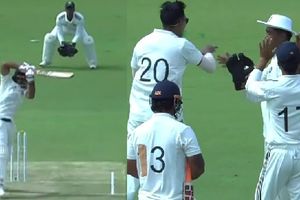 Duleep Trophy: उपकप्तान वैभव सूर्यवंशी डेब्यू मैच में अनजान गेंदबाज का बने शिकार , 8 रन पर चलते बने, Video SportsTak Hindi