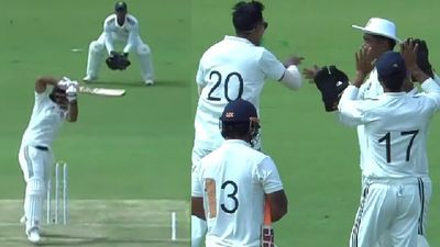 Duleep Trophy: उपकप्तान वैभव सूर्यवंशी डेब्यू मैच में अनजान गेंदबाज का बने शिकार , 8 रन पर चलते बने, Video SportsTak Hindi