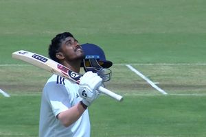 Duleep Trophy : वैभव सूर्यवंशी वाली टीम से सुदीप और शहबाज ने उड़ाये शतक, ईस्ट जोन ने ठोके 355 रन SportsTak Hindi
