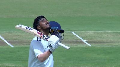 Duleep Trophy : वैभव सूर्यवंशी वाली टीम से सुदीप और शहबाज ने उड़ाये शतक, ईस्ट जोन ने ठोके 355 रन Sudip Kumar after scoring a century
