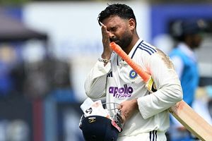 IND vs SL : ऋषभ पंत टेस्ट टीम इंडिया के लिए दूसरे दिन बैटिंग करेंगे या नहीं ? कोच ने दी बड़ी अपडेट SportsTak Hindi