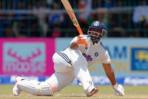 ऋषभ पंत के 95 मीटर लंबे छक्के से कोलंबो स्टेडियम में बड़ा नुकसान, छत पर लगा सोलर पैनल टूटा, Video SportsTak Hindi