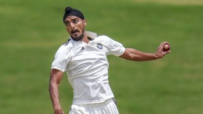 नॉर्थ जोन का गायकवाड़ की टीम पर दबदबा, मुश्ताक-अर्शदीप ने दिलाई बढ़त, नहीं चले वेस्ट जोन के सूरमा arshdeep singh