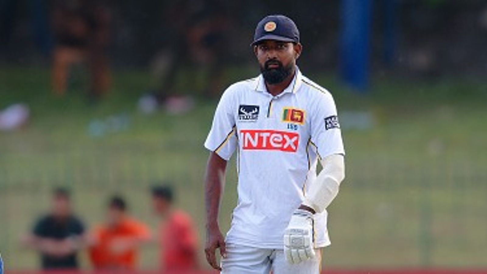 IND vs SL: कोलंबो टेस्ट में फिर माहौल गरमाया, अंपायर के फैसले से बौखलाया श्रीलंकाई स्टार, ड्रेसिंग रूम में फेंके ग्लव्स अंपायर ने दूसरे दिन खराब रोशनी के बाद भी खेल जारी रखने का फैसला किया था. (pc: getty)
