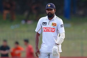 IND vs SL: कोलंबो टेस्ट में फिर माहौल गरमाया, अंपायर के फैसले से बौखलाया श्रीलंकाई स्टार, ड्रेसिंग रूम में फेंके ग्लव्स SportsTak Hindi