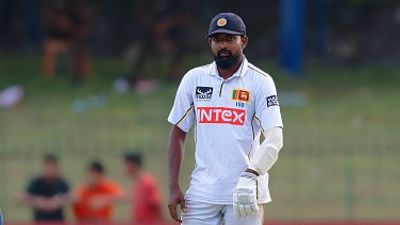 IND vs SL: कोलंबो टेस्ट में फिर माहौल गरमाया, अंपायर के फैसले से बौखलाया श्रीलंकाई स्टार, ड्रेसिंग रूम में फेंके ग्लव्स SportsTak Hindi