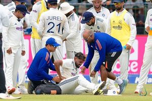 IND vs SL: मोहम्मद सिराज चोटिल, बीच मैच छोड़ना पड़ा मैदान, कोलंबो टेस्ट में बढ़ी भारत की मुश्किल SportsTak Hindi