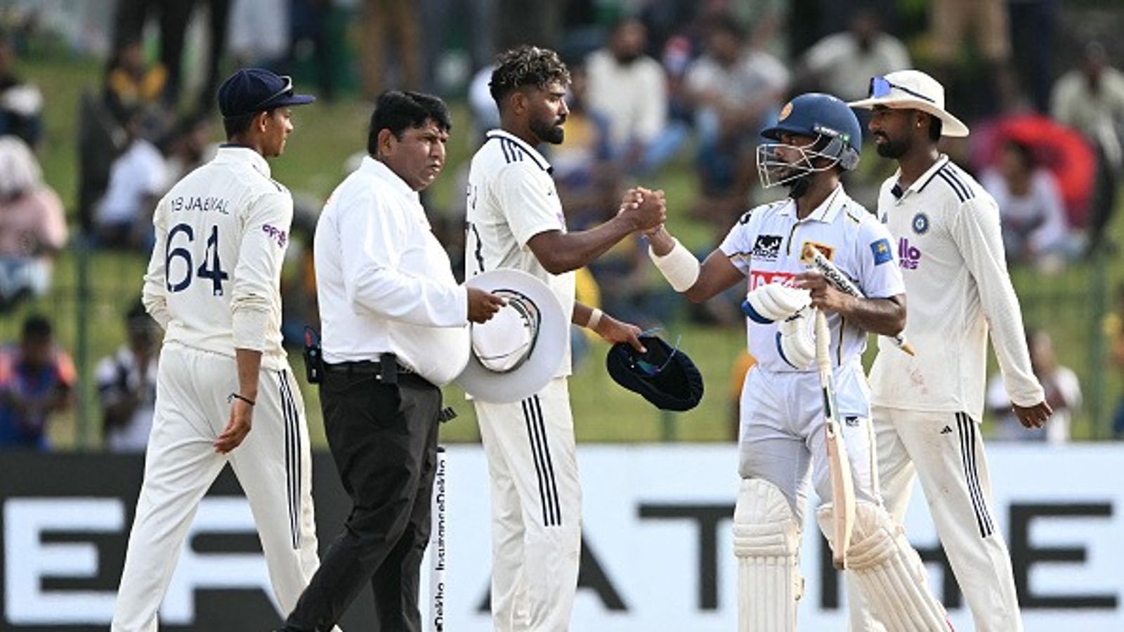 IND vs SL : सोनल के शतक के आगे बेबस हो गए भारतीय गेंदबाज, श्रीलंका ने टीम इंडिया के जबड़े से छीनी जीत मैच ड्रॉ होने के बाद हाथ मिलाते खिलाड़ी