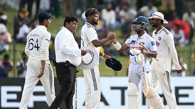 IND vs SL : सोनल के शतक के आगे बेबस हो गए भारतीय गेंदबाज, श्रीलंका ने टीम इंडिया के जबड़े से छीनी जीत Sri Lanka's Sonal Dinusha (2R) shakes hands with India's Mohammed Siraj
