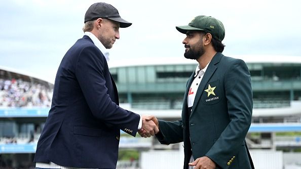 England captain Joe Root shakwes hands with Pakistan captain Babar Azam 