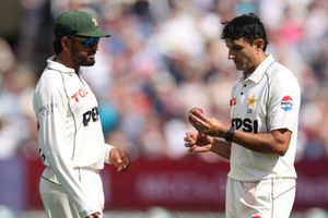 ENGvsPAK: इंग्लैंड की आखिरी जोड़ी ने पाकिस्तान को 55 मिनट तक नचाया, बाबर की टीम को बैटिंग में भी लगा झटका SportsTak Hindi