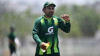 PAK vs ENG : क्या लॉर्ड्स टेस्ट छोड़ने वाला था पाकिस्तान? कोच सरफराज के बयान से खुली पूरी कहानी Head coach of Pakistan Sarfaraz Ahmed looks on during the Pakistan Test Team Camp at National Bank Stadium