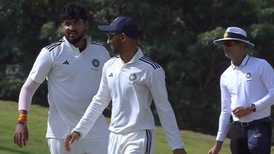 सूर्यवंशी के तूफानी खेल पर फिरा पानी, 24 रन में गिरे 5 विकेट, ईस्ट जोन ने गंवाया बढ़त का मौका, पहली पारी का स्कोर टाई yash thakur