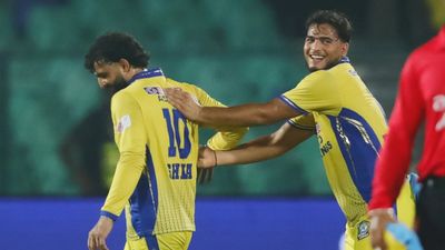 2 ओवर में 6 रन और हैट्रिक समेत 5 विकेट, गायकवाड़ से लगातार 7 छक्के खाने वाले का करिश्मा shiva singh