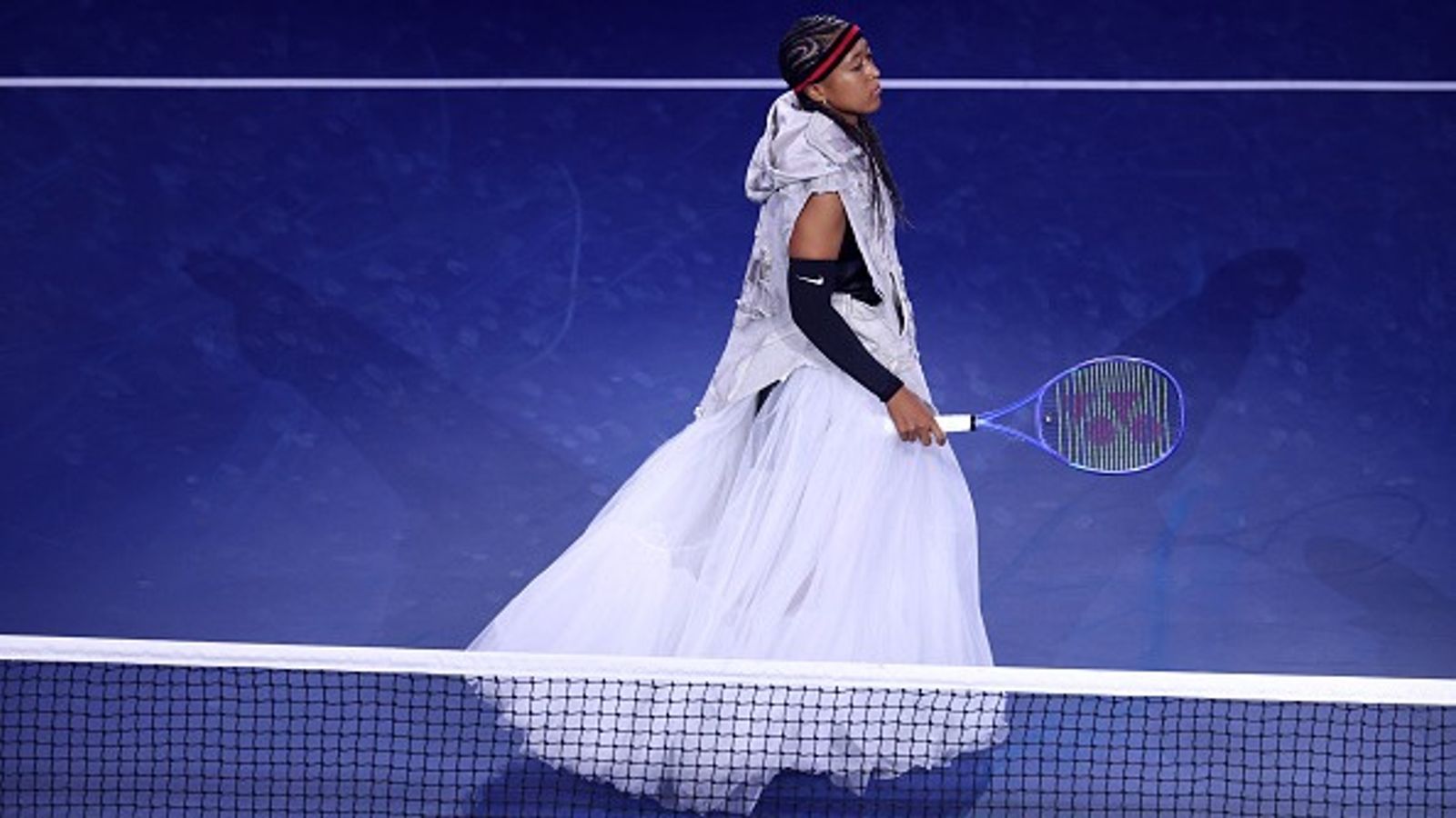 US Open: कॉर्नरो हेयरस्टाइल और लॉन्ग स्कर्ट पहनकर कोर्ट पर क्यों आईं नाओमी ओसाका? नाओमी ओसाका NBA के दिग्गज खिलाड़ी एलन आइवरसन को ट्रिब्यूट दिया. (PC: Getty)