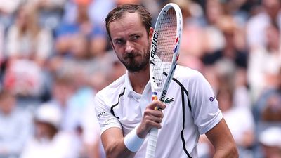 US Open 2026: चिड़िया उड़ने पर अंपायर ने रोका मैच तो पूर्व चैंपियन मेदवेदेव ने कोर्ट पर काटा बवाल, जानें पूरा मामला SportsTak Hindi