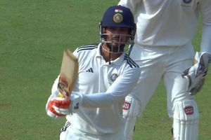Duleep Trophy: इशान किशन के शतक और 3 बल्लेबाजों की फिफ्टी से ईस्ट जोन ने बनाया रनों का पहाड़, साउथ जोन पस्त SportsTak Hindi