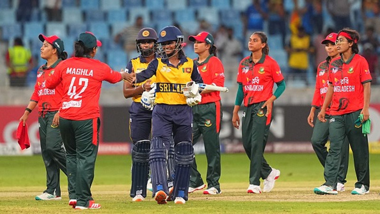 Asia Cup 2026 : श्रीलंका ने बांग्लादेश को हराकर सेमीफाइनल में बनाई जगह, जानें टीम इंडिया का किससे होगा मुकाबला ? बांग्लादेश के खिलाफ जीत दर्ज करने के बाद हाथ मिलाती श्रीलंकाई बैटर