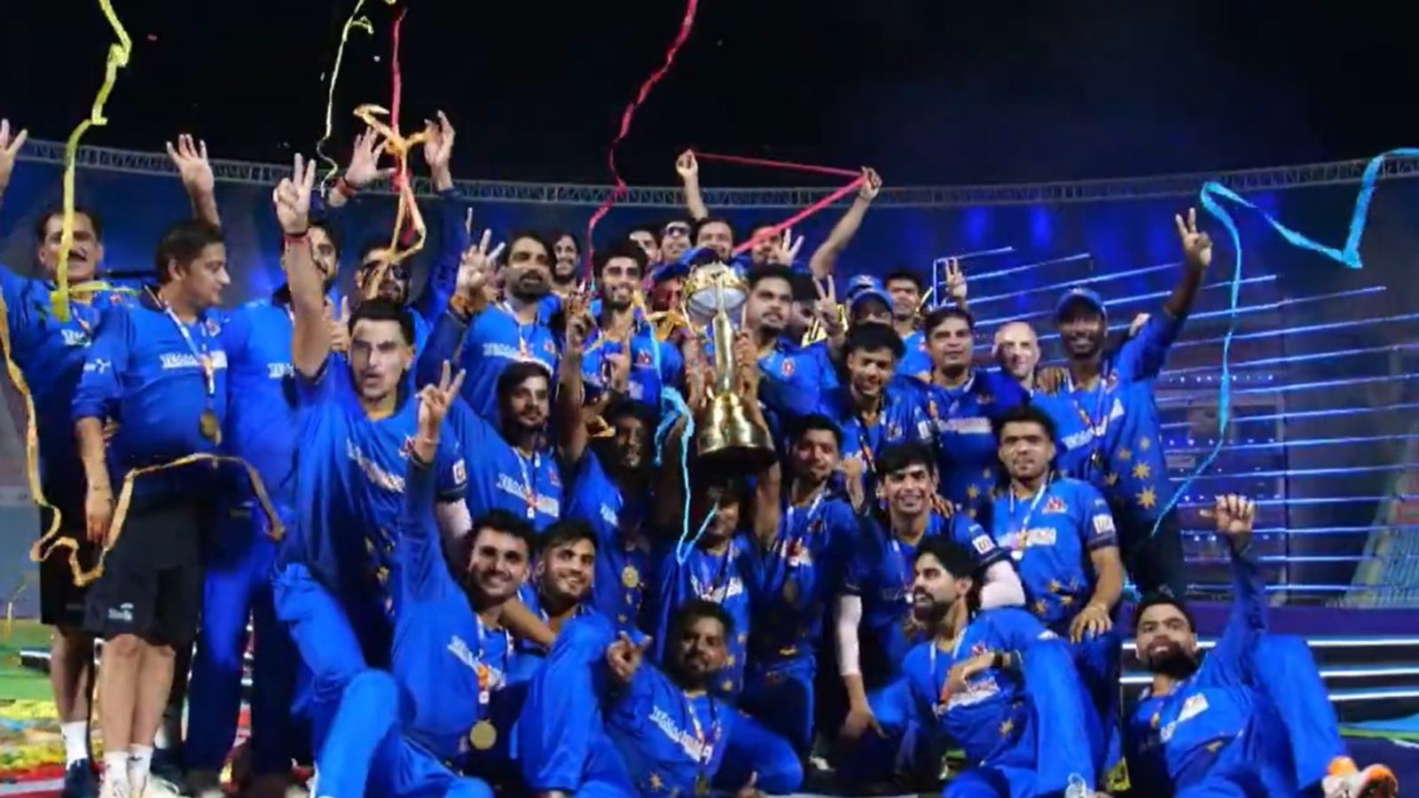 दिव्यांश जोशी के शतक से UP T20 लीग का खिताब जीती रिंकू सिंह की टीम, भुवनेश्वर कुमार को मिली हार ट्रॉफी के साथ यूपी टी20 लीग के खिलाड़ी