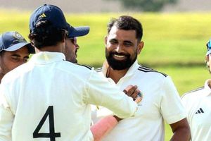 Duleep Trophy: शमी-मुकेश के आगे ढही साउथ जोन की बैटिंग, तिलक अड़े मगर ईस्ट जोन का पलड़ा भारी SportsTak Hindi