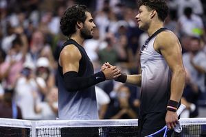US Open 2026 में बड़ा उलटफेर, डिफेंडिंग चैंपियन कार्लोस अल्काराज बाहर, दुनिया के नंबर 9 खिलाड़ी ने दी मात SportsTak Hindi