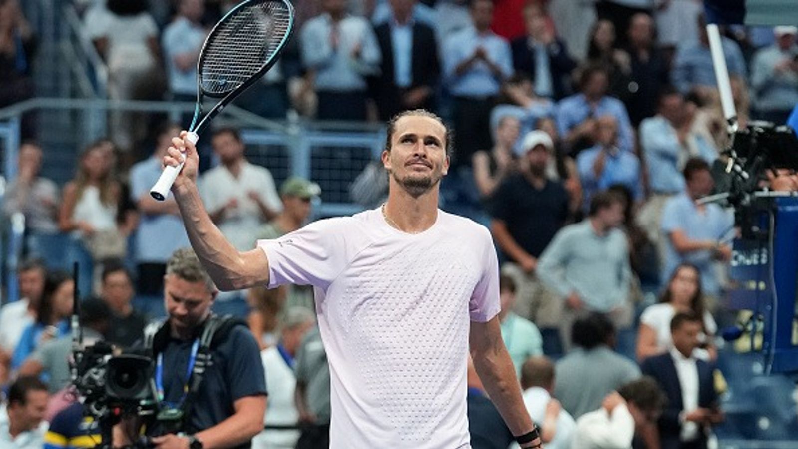 US Open: पहले सुबह साढ़े तीन बजे तक जागकर देखा अल्कराज- शेल्टन का मैच, फिर कोर्ट पर पहुंच ज्वेरेव ने सेमीफाइनल में बनाई जगह एलेक्जेंडर ज्वेरेव ने वैन डी ज़ैंडशुल्प को मात दी. (PC: Getty)