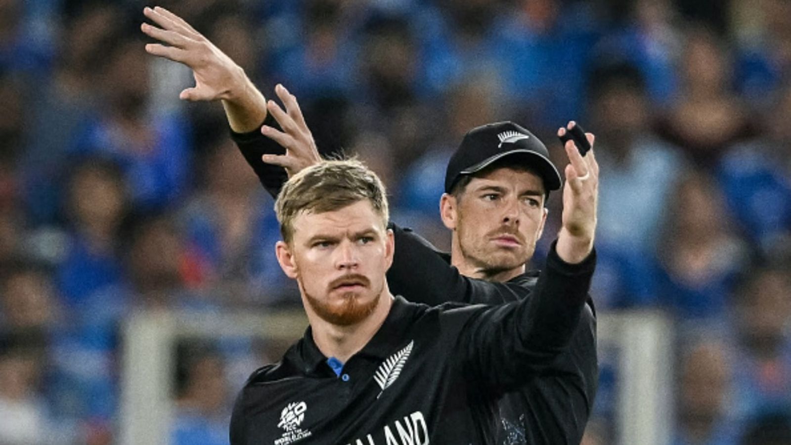 न्यूजीलैंड के धुरंधर ने भारत के खिलाफ खेलने को ठुकराया BBL का ऑफर, कहा- झूठ नहीं बोलूंगा मगर... New Zealand's captain Mitchell Santner (R) and his teammate Glenn Phillips arrange the field during the 2026 ICC Men's T20 World Cup final against India at the Narendra Modi Stadium in Ahmedabad on March 8, 2026.