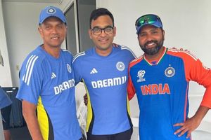 टीम इंडिया के सपोर्ट स्टाफ से इस सदस्य ने दिया इस्तीफा, जानिए क्यों हुआ ऐसा SportsTak Hindi