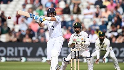 PAK vs ENG : इंग्लैंड में पाकिस्तान का सूपड़ा साफ, तीसरे टेस्ट मैच में रजाउल्लाह के कमाल पर भारी पड़े रूट England captain Joe Root