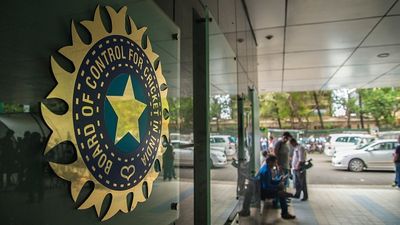 BCCI ने सेंट्रल कॉन्ट्रैक्ट के लिए खेला मास्टर स्ट्रोक, इंजर्ड होने से खिलाड़ी को नुकसान, जानें प्लान BCCI finally invites applications for CoE Head of Sports Science to fill void since March 2025. (Getty)