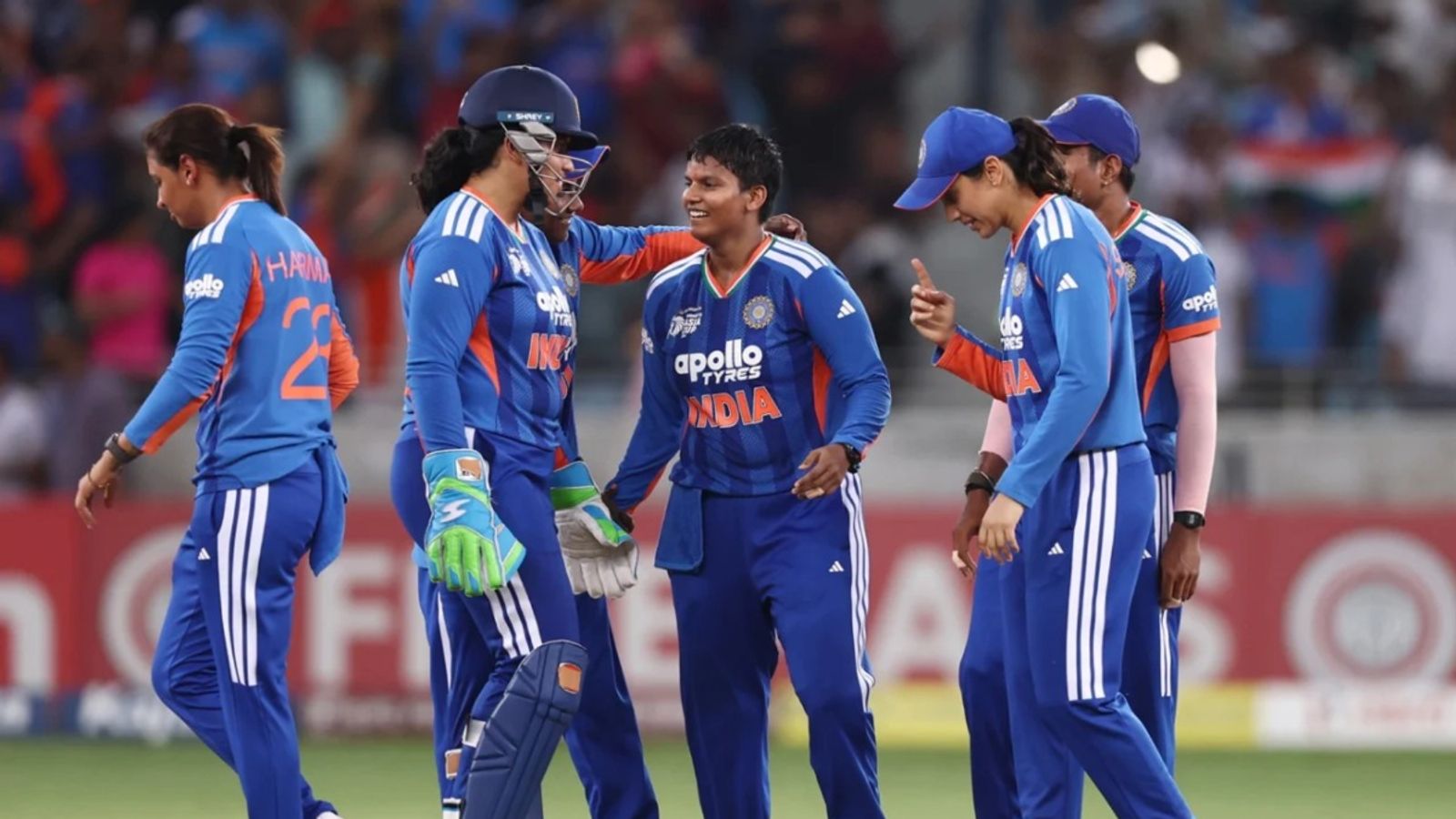 भारत ने 8वीं बार जीता महिला एशिया कप, श्रीलंका को 72 रन से हराकर लिया 2024 की खिताबी हार का बदला भारतीय महिला टीम ने अजेय रहते हुए एशिया कप 2026 जीता. (Photo: Getty)