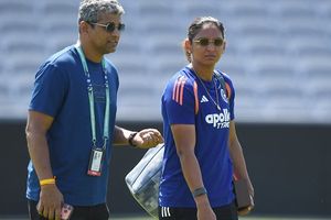 Asia Cup 2026 : मोहसिन नकवी से ट्रॉफी ना लेने पर भारतीय कोच ने BCCI के फैसले का किया सपोर्ट, बोले- 'हम चैंपियन हैं बस' SportsTak Hindi