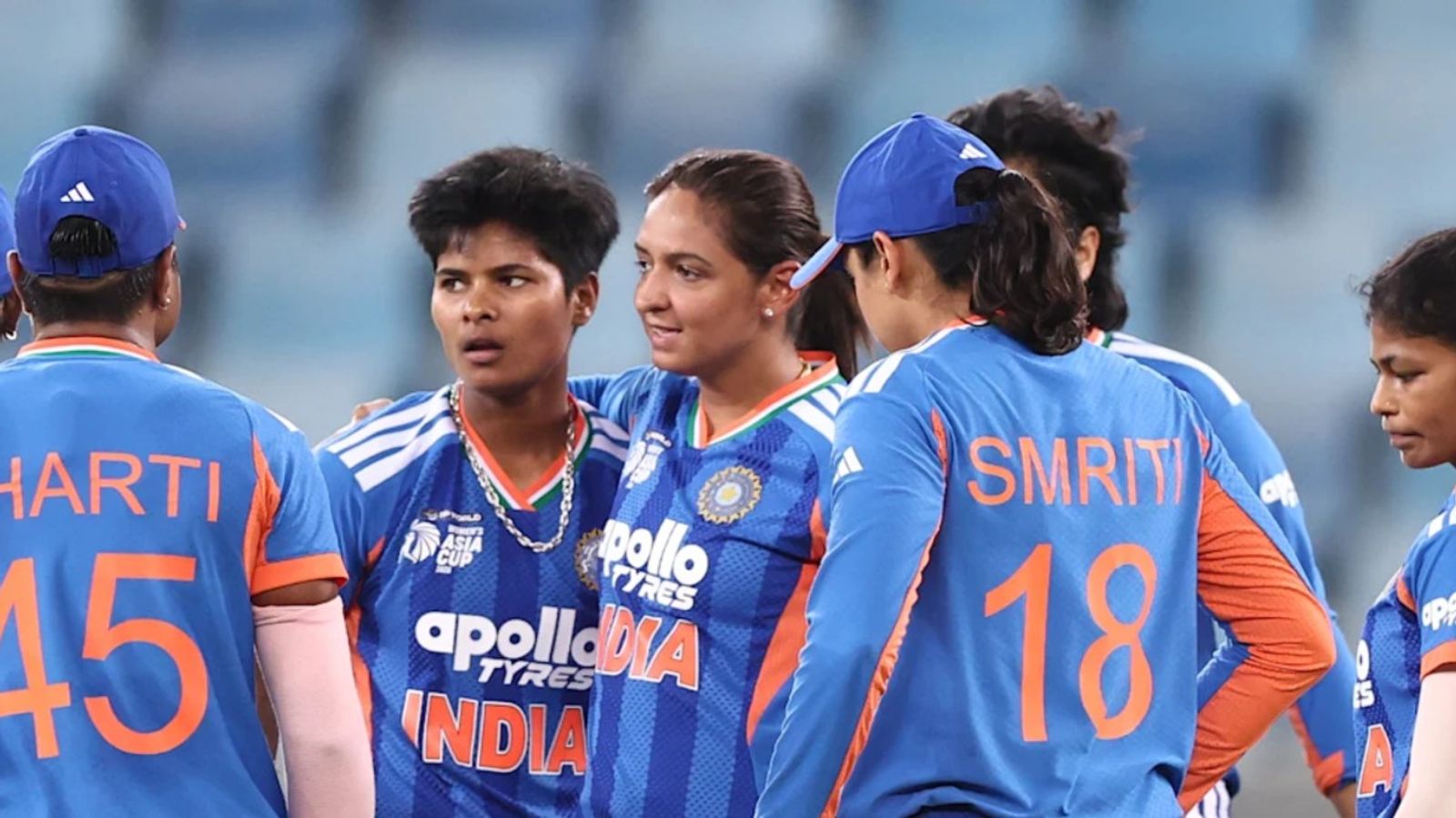 भारतीय खिलाड़ी को Asia cup 2026 फाइनल के बाद मिली सजा, ICC ने इस वजह से लगाई पेनल्टी क्रांति गोड (बीच में). (Photo: Getty)