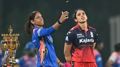 WPL T20 लीग के अगले सीजन का कब होगा आगाज और कहां होगा ऑक्शन ? सामने आई अपडेट Mumbai Indians' captain Harmanpreet Kaur (L) and Royal Challengers Bengaluru's skipper Smriti Mandhana in this frame. (Getty)