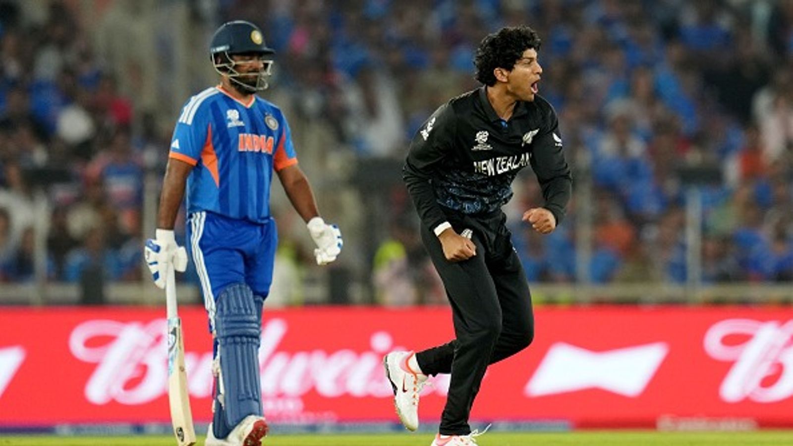 भारत के खिलाफ टी20 सीरीज से पहले न्यूजीलैंड को झटका, स्टार खिलाड़ी शूट के दौरान बुरी तरह से हुआ चोटिल रचिन रवींद्र का दाहिना कंधा खिसक गया है. (PC: Getty)