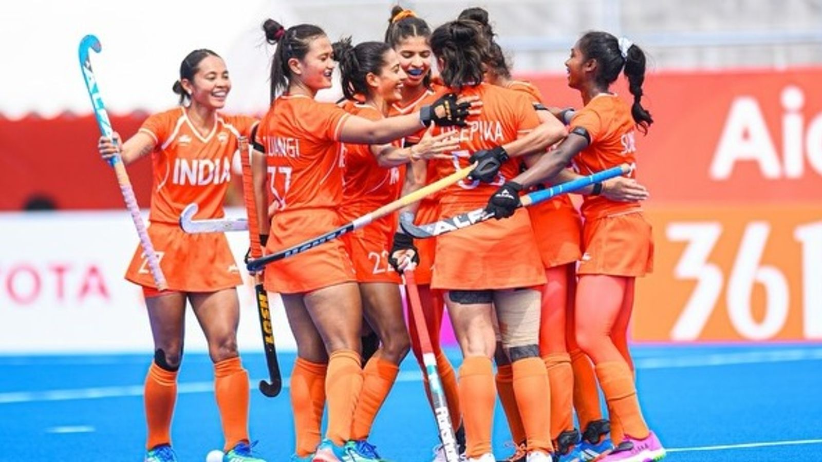 Asian games: नीली जर्सी के वादे के बाद भी सफेद जर्सी में उतरेंगी भारतीय हॉकी टीम, केसरिया रंग में दिखी महिला टीम महिला टीम ने अपने पहले मैच में केसरिया रंग की जर्सी पहनी. (PC: Getty)