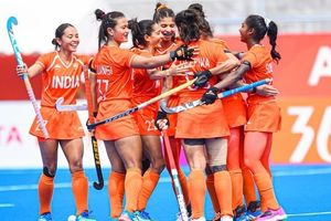 Asian games: नीली जर्सी के वादे के बाद भी सफेद जर्सी में उतरेंगी भारतीय हॉकी टीम, केसरिया रंग में दिखी महिला टीम SportsTak Hindi