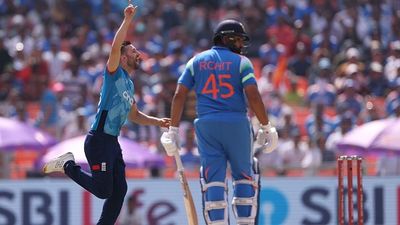 इंग्लैंड के लिए 253 विकेट लेने वाले खतरनाक गेंदबाज ने इंटरनेशनल क्रिकेट से लिया संन्यास, इस वजह से लिया फैसला SportsTak Hindi