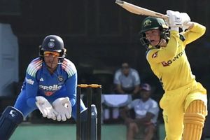 ऑस्ट्रेलिया से 339 का टारगेट भी नहीं बचा सकी टीम इंडिया, कप्तान का शतक बेकार, 2 विकेट से आखिरी ओवर में मिली हार SportsTak Hindi