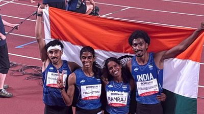 Asian Games 2026 : भारत का एथलेटिक्स में डबल धमाल, 4 गुना 400 m मिक्स्ड रिले में लगातार दूसरी बार जीता सिल्वर The mixed relay team after winning silver at the Asian Games