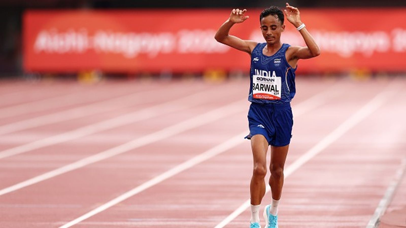 Asian games 2026: भारत का 44 साल का इंतजार खत्म, सावन बरवाल ने मैराथन में सिल्वर मेडल जीतकर रचा इतिहास सिल्वर मेडल जीतने के बाद सावन बरवाल (PC: Getty)