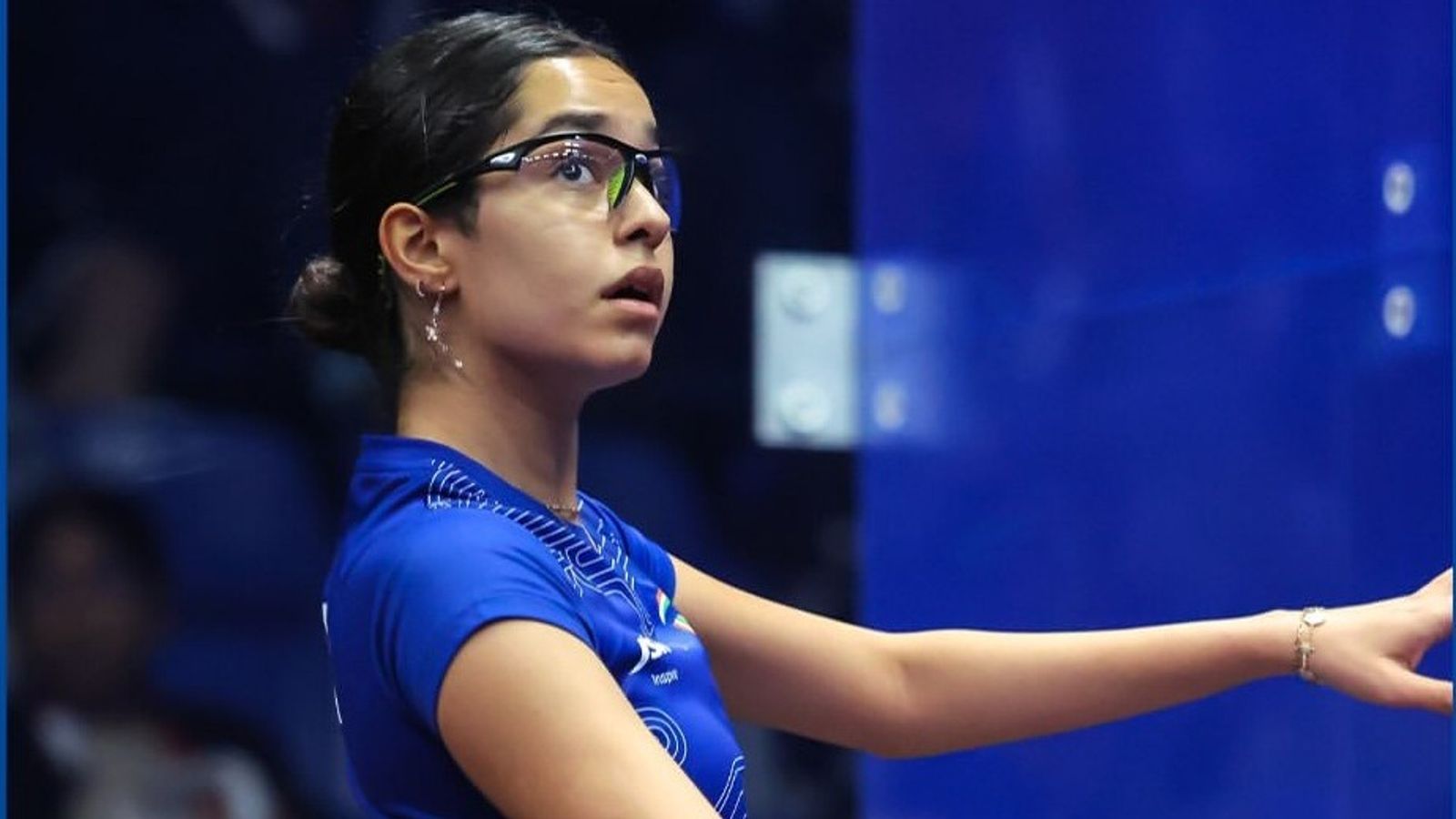 Asian games 2026: शुरुआती दो गेम गंवाने के बाद अनाहत सिंह की यादगार वापसी, जापानी खिलाड़ी को हरा गोल्ड मेडल मैच में बनाई जगह अनाहत स्क्वॉश के फाइनल में पहुंच गई है. (PC: Indian Olympic Association Instagram)