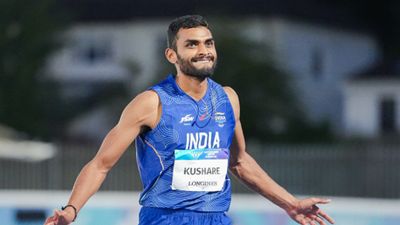 Asian Games: सर्वेश कुशारे ने हाई जंप में जीता सिल्वर मेडल, पारुल को 3000 मीटर स्टीपलचेज में कांस्य sarvesh kushare