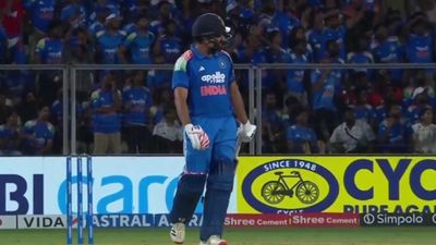 रोहित शर्मा लालच के चलते अल्ज़ारी जोसेफ के सामने कैसे गंवा बैठे विकेट? देखें VIDEO Rohit Sharma after being dismissed in an ODI match